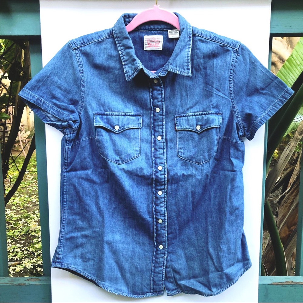 Misses Levi’s Chambray shirt
